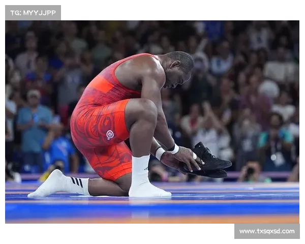 奥运传奇凯拉・哈里森携 UFC 金腰带荣归 ATT 拳馆,恩师队友列队致敬格斗女王 奥运传奇凯拉・哈里森携 UFC 金腰带荣归 ATT 拳馆,恩师队友列队致敬格斗女王